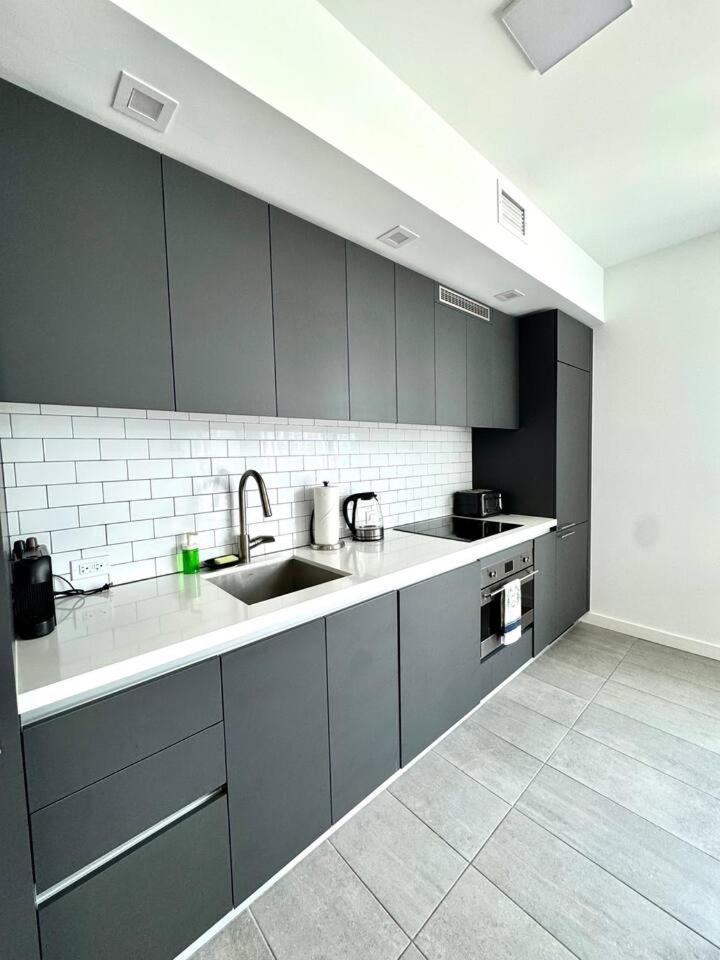 2 Bedrooms Design Downtown Pool And Gym Holiday home