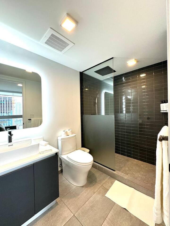 2 Bedrooms Design Downtown Pool And Gym Holiday home *